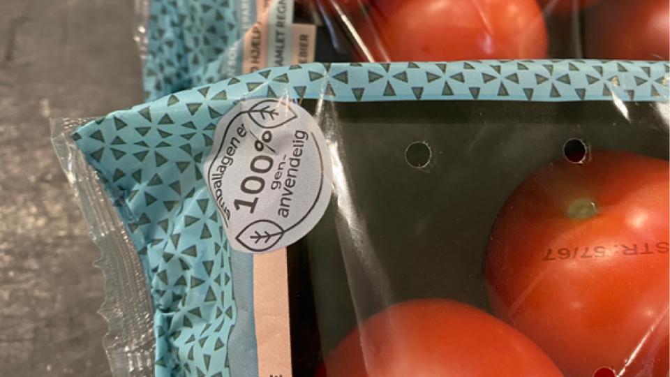A flexible bottom labelling system for vegetable packs