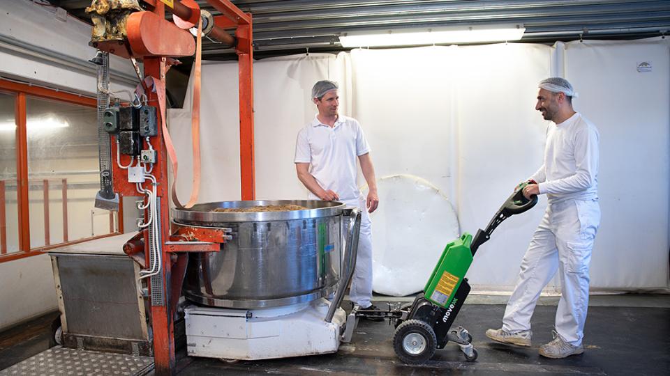 Sweden's oldest flatbread bakery uses Movexx electric tugs in their production